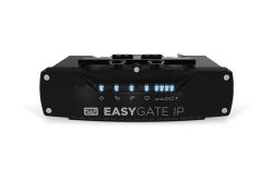 Ein schwarzes Gerät mit der Aufschrift "2N EASYGATE IP" und mehreren leuchtenden LEDs auf der Vorderseite.