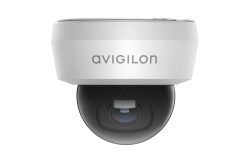Eine weiße Überwachungskamera mit der Aufschrift "Avigilon", die unten eine schwarze Kameraeinheit zeigt.