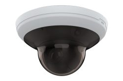 Eine Überwachungskamera mit Kuppelform in weißer Farbe, montiert an der Decke.