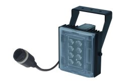 Ein rechteckiger LED-Scheinwerfer mit schwarzem Gehäuse und Tragegriff, verfügt über acht LED-Leuchten und ein angeschlossenes Stromkabel.