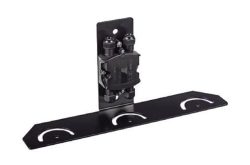 Eine schwarze Metallhalterung mit einem Befestigungsmechanismus in der Mitte, geeignet für die Montage an Oberflächen.