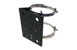Eine schwarze Metallhalterung mit Löchern, befestigt an zwei Metallschlauchschellen.