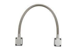Flexibler Metallarm mit quadratischen Endstücken.