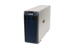 Ein grau-blauer Computer-Server mit Gitterdesign an der Vorderseite, auf dem "Axis" steht.