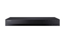 Ein schwarzer Digital Video Recorder der Marke Wisenet mit zwei USB-Anschlüssen an der Vorderseite.