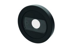 Ein schwarzes, rundes Kunststoffteil mit einem Kreisausschnitt in der Mitte und einer rechteckigen, durchsichtigen Komponente.
