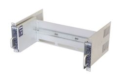 Ein Metallrahmen für die Rackmontage, geeignet für elektronische Geräte, mit seitlichen Lüftungsschlitzen.