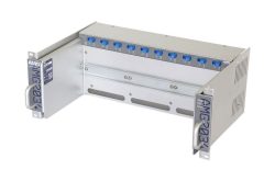 Ein silbernes Server-Rack-Gehäuse mit blauen Anschlüssen auf der Vorderseite und Beschriftung "AMG" und "MC203+".