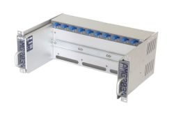 Ein silbernes Metallgehäuse mit blauen Anschlüssen und Griffen an beiden Seiten, beschriftet mit "AMG MG 203+".