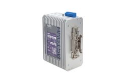 Rechteckiges elektronisches Gerät mit sichtbaren Kühlrippen und Anschlussklemmen, seitlich Aufkleber mit technischen Daten.
