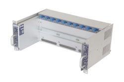 Ein silbernes Rack-Mount-Gehäuse mit blauen Anschlüssen und zwei Griffen auf beiden Seiten.