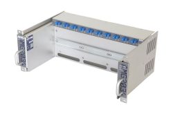Ein Metallgehäuse mit blauen Anschlüssen und der Aufschrift „MG2034“ auf der Seite.