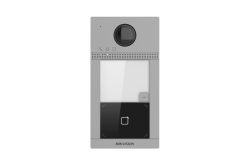 Ein silbernes Türsprechanlagen-Panel mit Kamera und Klingeltaste, Marke Hikvision, auf weißem Hintergrund.