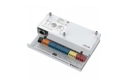Ein offenes elektronisches Anschlussmodul mit verschiedenen farbigen Steckverbindern und Beschriftungen.