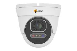 Eine weiße Überwachungskamera der Marke "eneo" mit einem zentralen Objektiv und mehreren Lichtern darunter.