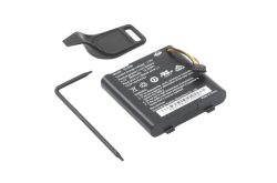 Eine schwarze Batterieeinheit mit einem Etikett inklusive technischer Spezifikationen, einem Kunststoffhebel und einem Sechskantschlüssel daneben.