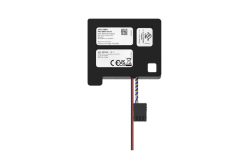 Ein elektronisches Gerät mit Kabelanschluss und mehreren Etiketten, die technische Informationen und Zertifizierungen anzeigen.