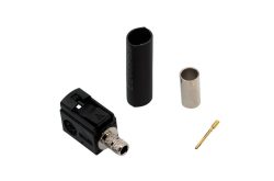 Ein schwarzer elektrischer Stecker mit Metallelementen und separaten zylindrischen Komponenten.