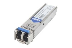 Ein SFP-Modul mit der Beschriftung "AMG," in einer silbernen Metallhülle, mit einem SC-Steckverbinder sichtbar.