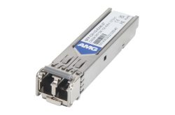 Ein silberfarbener SFP-Transceiver mit AMG-Logo und technischen Spezifikationen auf einem Etikett.