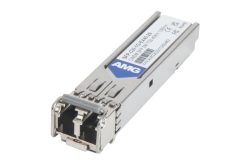 Ein SFP-Modul mit einem Gehäuse aus Metall, beschriftet mit technischen Informationen und einem Logo.