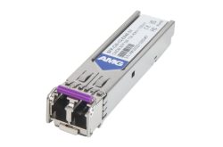 Ein metallischer SFP-Transceiver mit Beschriftung, lila Verriegelungshebel und verschiedenen Zertifizierungsmarkierungen.