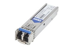 Ein silbernes SFP-Modul mit blauer Abdeckung und Aufschrift "AMG", sowie technischen Details und Zertifizierungen auf dem Etikett.