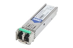 Ein SFP-Modul mit Metallgehäuse und beschriftetem Etikett, auf dem "AMG" steht.