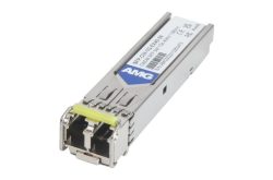 Ein metallischer SFP-Transceiver mit einem Etikett der Marke AMG und technischen Spezifikationen.