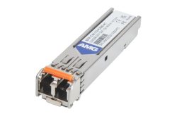 Ein SFP-Modul von AMG mit Steckverbindungen und Aufschrift, silberfarben mit einem orangefarbenen Detail.