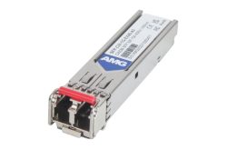 Ein SFP-Glasfasermodul mit Beschriftung und rot markiertem Steckverbinder.