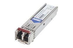 Ein Silber-SFP-Modul mit der Aufschrift "AMG", das für den Netzwerkgebrauch bestimmt ist.