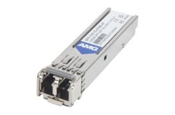 Ein SFP-Modul mit der Aufschrift "AMG", silberfarben und rechteckig.