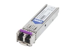 Ein SFP-Transceiver-Modul mit der Beschriftung "AMG" und technischen Spezifikationen auf einem Etikett.