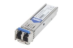 Ein SFP-Modul mit silbernem Gehäuse und blauer Verriegelung. Es trägt oben eine Beschriftung mit technischen Daten und ein blaues Logo.