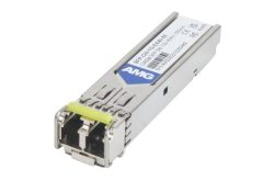 Kleiner rechteckiger SFP-Transceiver in Metallgehäuse mit Verbindungssteckern an der Vorderseite und einem Etikett mit technischen Informationen.