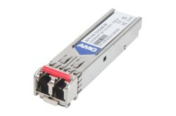 Ein optisches SFP-Modul mit weißem Etikett und blauen AMG-Logo.