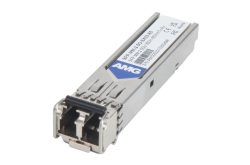 Ein silbernes SFP-Modul mit einem blauen Logo und technischen Spezifikationen darauf.