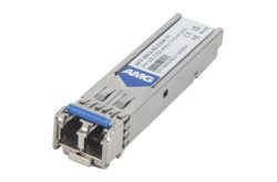 Ein SFP-Modul mit einem blauen Verriegelungshebel und der Aufschrift "AMG."
