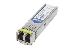 Ein SFP-Modul mit der Aufschrift "AMG" und technischer Spezifikation auf einem Etikett.