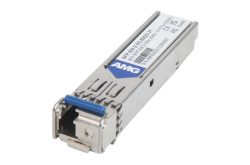 Ein SFP-Modul mit einem Etikett, auf dem Informationen und das AMG-Logo zu sehen sind.