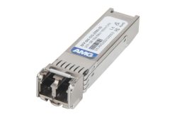Ein silberner SFP-Transceiver mit einem Label, das technische Informationen und das Logo "AMG" zeigt.