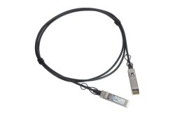 Ein SFP+ Direct Attach Kabel mit zwei Steckern, jeweils an einem Ende, vor weißem Hintergrund.