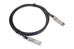 Ein schwarzes Kabel mit zwei Steckverbindern an den Enden, vermutlich ein Netzwerkverbindungskabel.