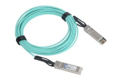 Ein türkisfarbenes Glasfaserkabel mit zwei Transceiver-Modulen an den Enden, aufgerollt und mit Klettband gesichert.