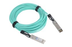 Ein türkisfarbenes Netzwerkkabel, das an beiden Enden mit SFP-Modulen (Small Form-factor Pluggable) ausgestattet ist.
