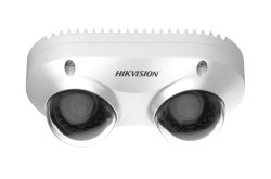 Weiße Überwachungskamera mit zwei Linsen und der Aufschrift "Hikvision" auf der Vorderseite.