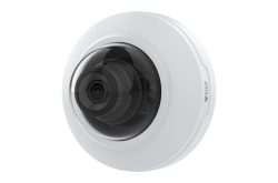Eine Überwachungskamera mit weißem Gehäuse und schwarzem Inneren, von der Marke Axis.