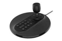 Ein schwarzer Joystick mit mehreren Tasten auf einer runden Basis, verbunden mit einem Kabel.