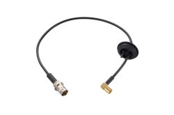Ein schwarzes Koaxialkabel mit einem BNC-Stecker an einem Ende und einem rechtwinkligen SMA-Stecker am anderen Ende, durch eine Kunststoffdichtung geführt.